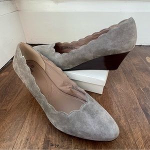 NWT Susina Taupe Suede Wedge Heels with Scalloped Edges, Size 10M